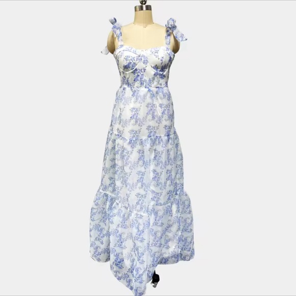 Elegant Women's Dress size medium - Picture 2 of 6